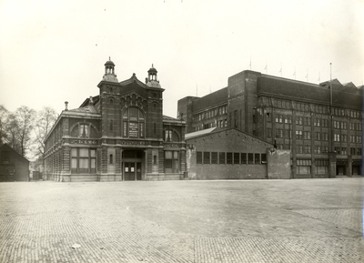 75725 Gezicht op het 1e Jaarbeursgebouw aan het Vredenburg (rechts), een tijdelijk gebouw en de voormalige Korenbeurs ...